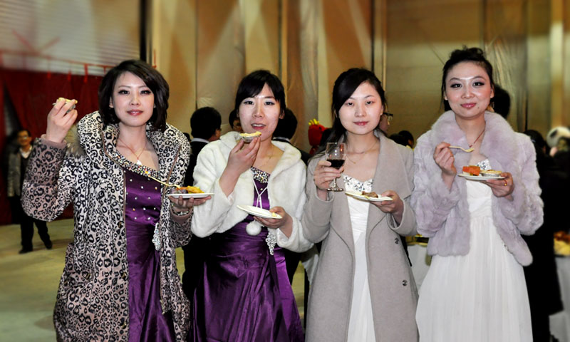 璀璨星夜:當(dāng)珍饈佳釀遇見美女